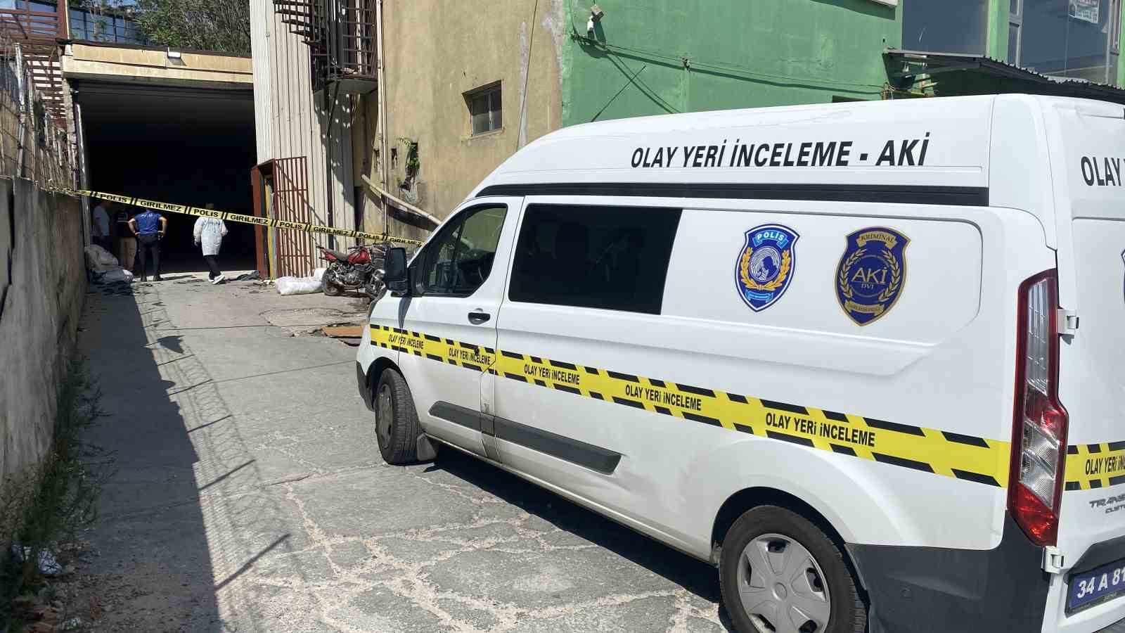 Gaziosmanpaşa’da yük asansörü 4. kattan düştü: 1 ağır yaralı