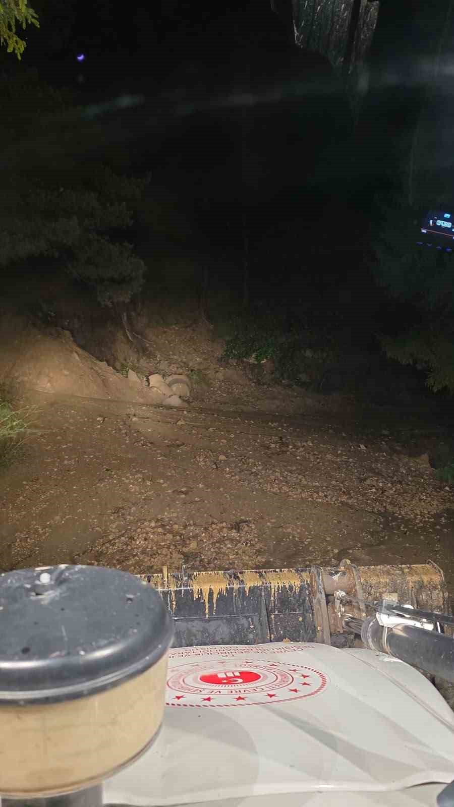 Artvin-Şavşat karayolunda heyelan