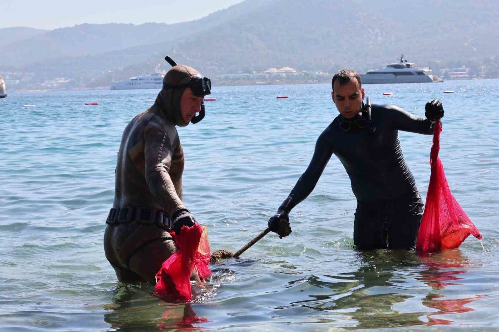 Bodrum’da deniz dibinden çıkanlar şaşırttı: Torba sahilinden 75 kilo atık çıkarıldı