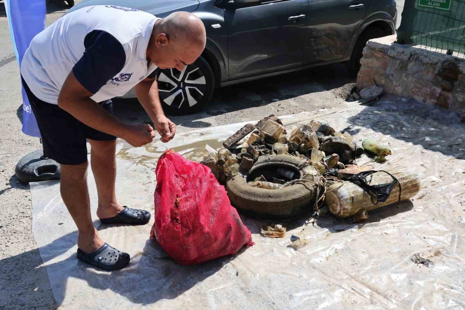 Bodrum’da deniz dibinden çıkanlar şaşırttı: Torba sahilinden 75 kilo atık çıkarıldı
