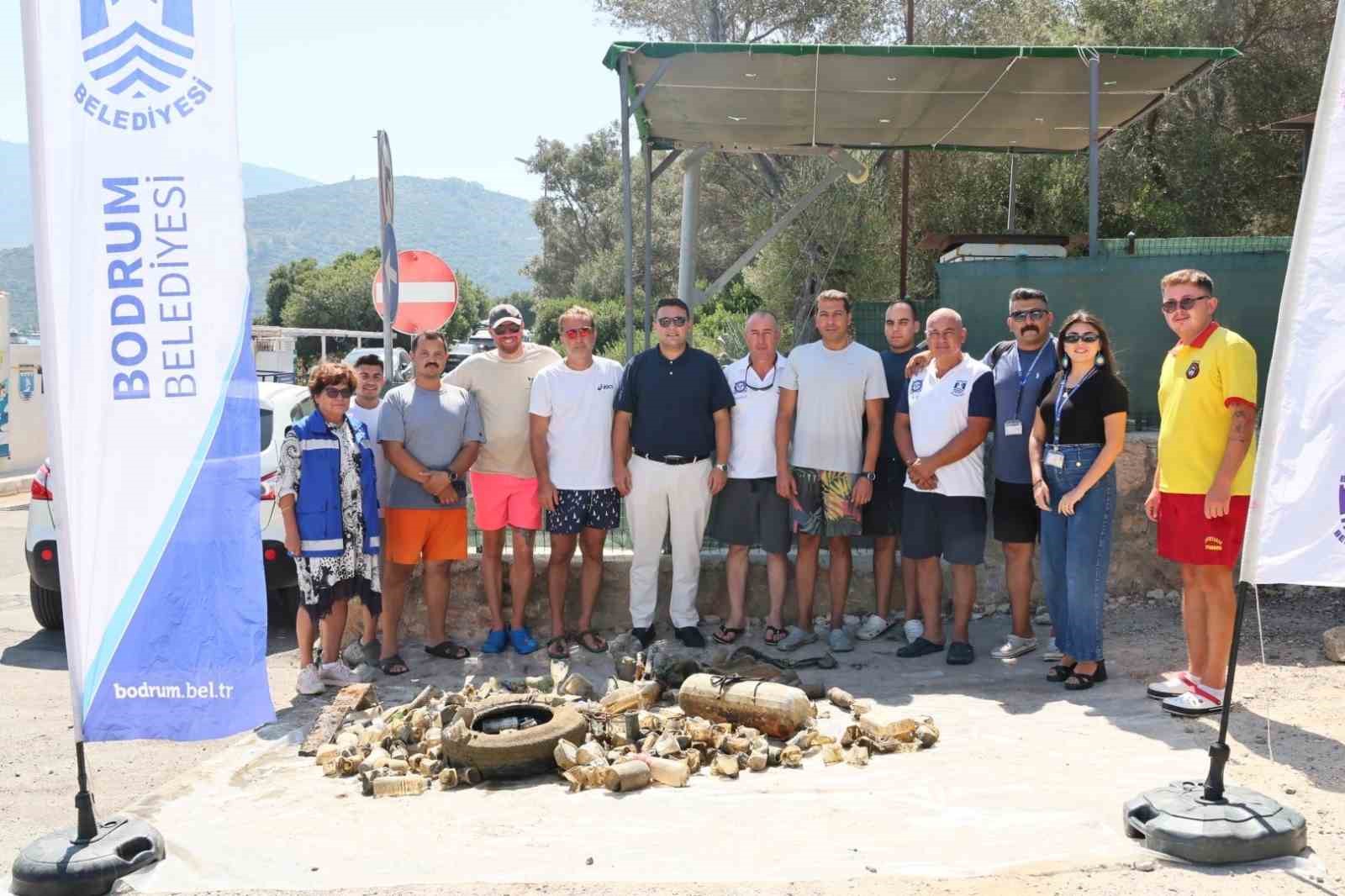 Bodrum’da deniz dibinden çıkanlar şaşırttı: Torba sahilinden 75 kilo atık çıkarıldı