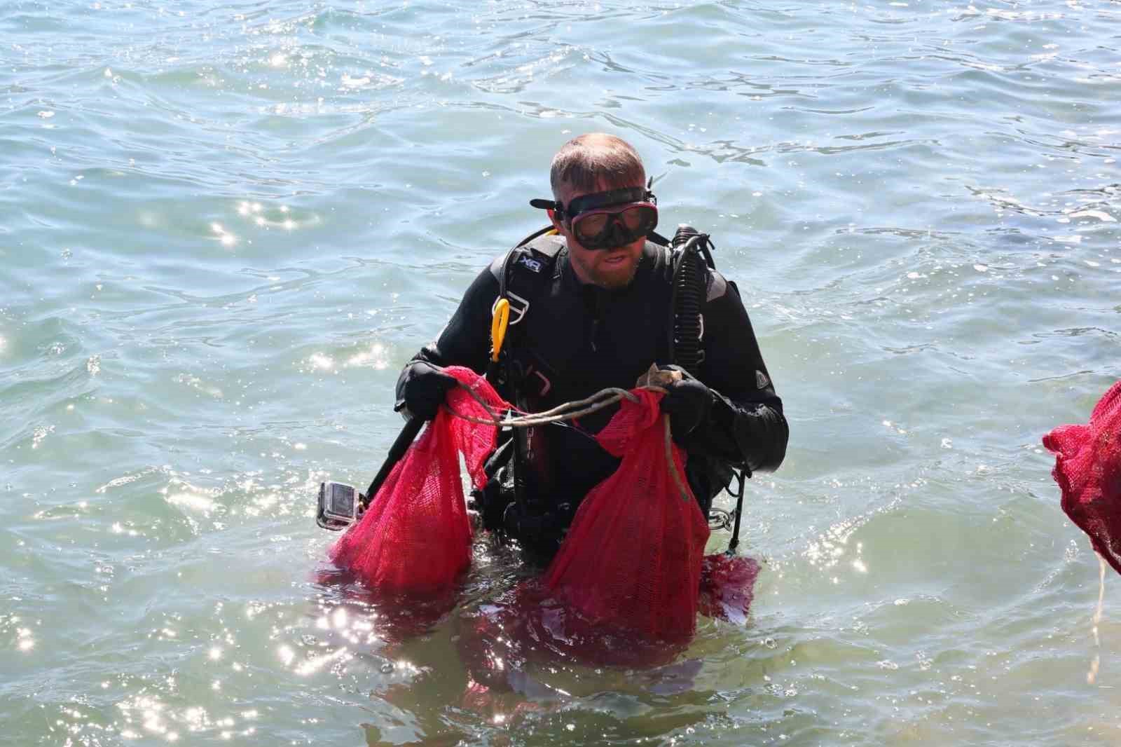 Bodrum’da deniz dibinden çıkanlar şaşırttı: Torba sahilinden 75 kilo atık çıkarıldı