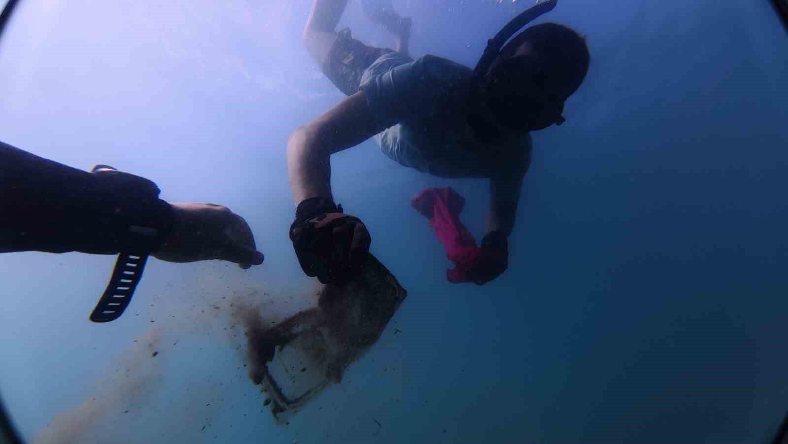 Bodrum’da deniz dibinden çıkanlar şaşırttı: Torba sahilinden 75 kilo atık çıkarıldı