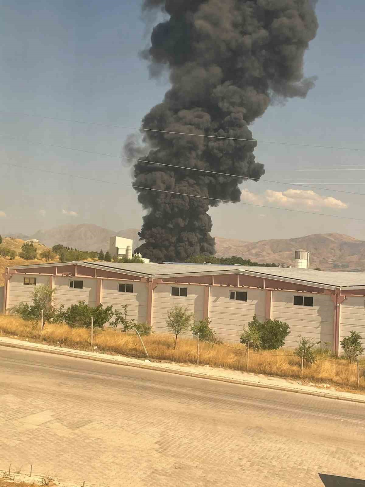 Elazığ’da fabrika yangını: Bölgeye çok sayıda ekip gönderildi