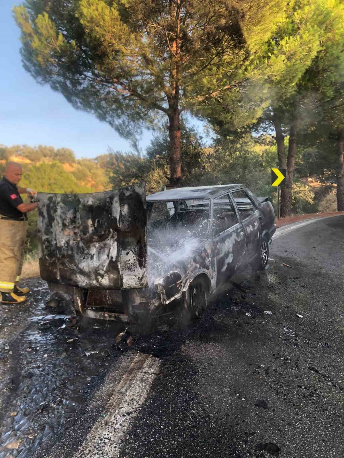 Edremit’te araç yangını itfaiye ekiplerince söndürüldü