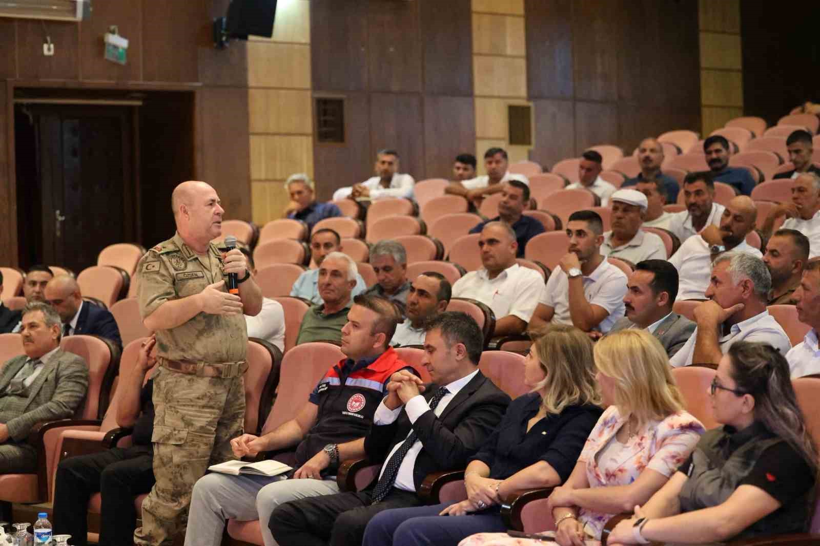 Iğdır Valisi Taşolar, muhtarların taleplerini dinledi