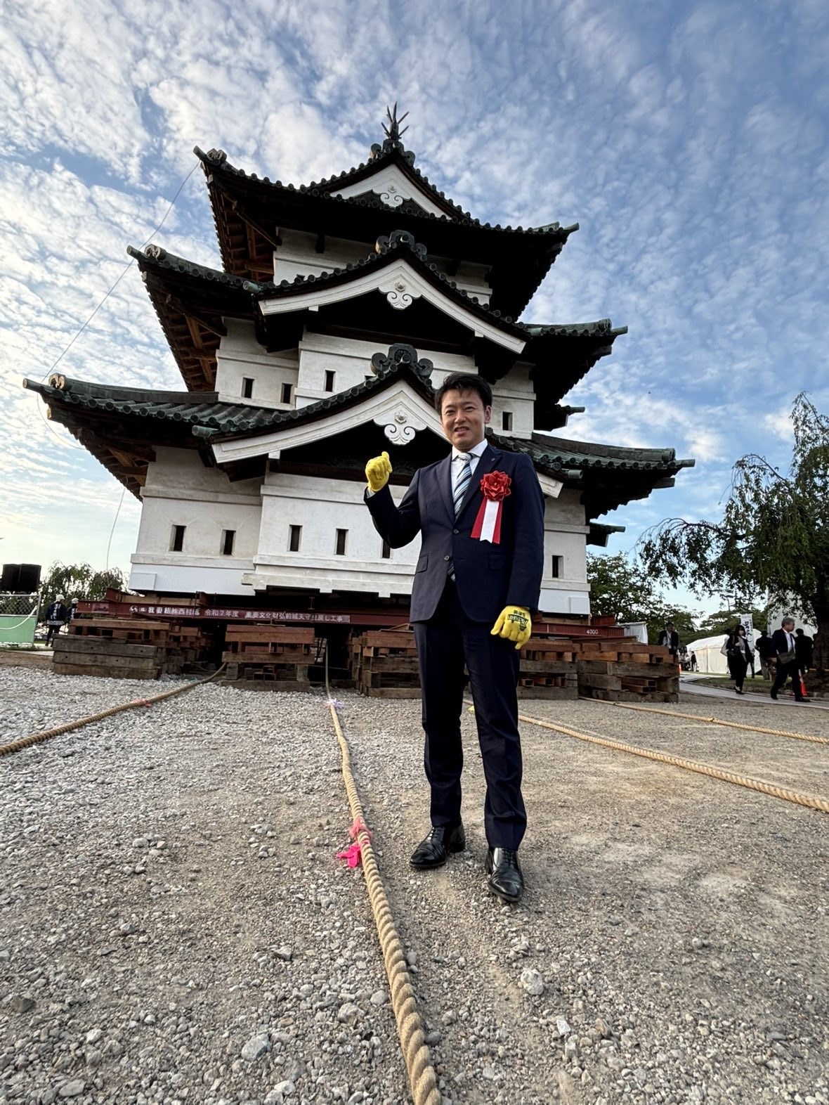 Japonya’da 400 tonluk tarihi kaleyi bin kişi halatlarla taşıdı