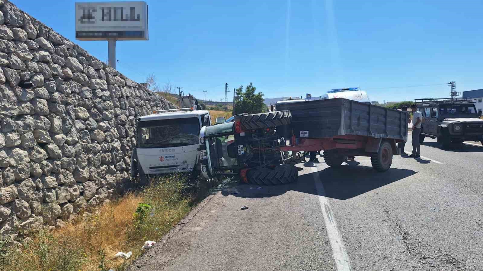 Kurtarıcı traktöre çaptı: 6 yaralı