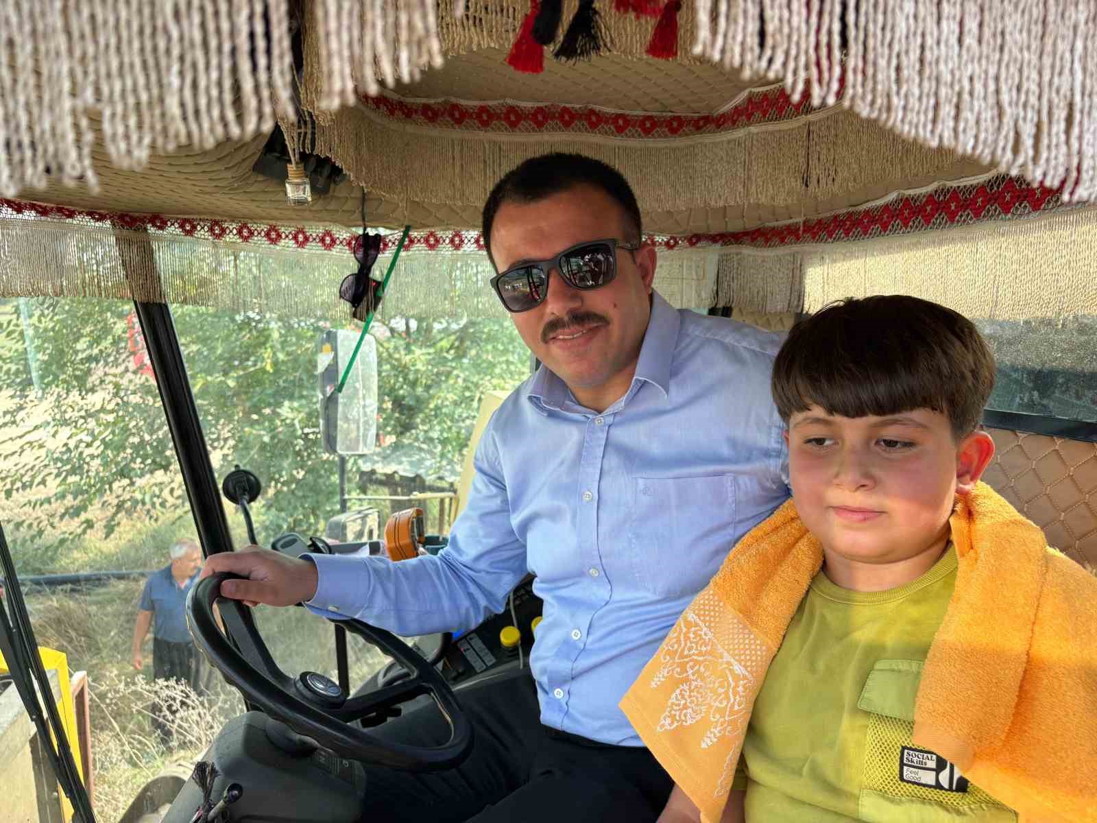 Osmaniye’de yerli ve milli ayçiçeği çeşitlerinde ilk hasat yapıldı