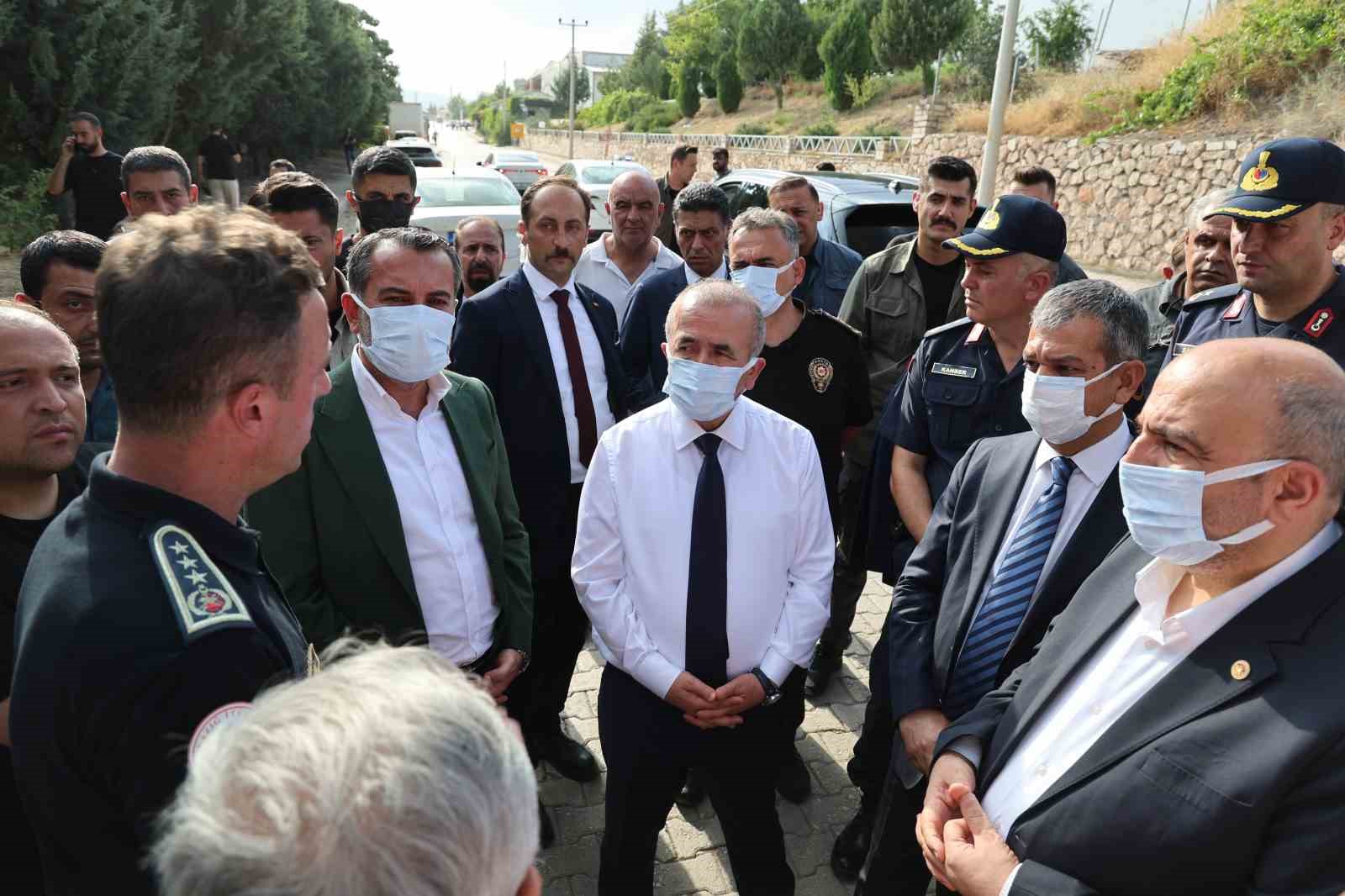 Vali Hatipoğlu yangın bölgesinde: "İlk tespitlere göre 5 işçimiz hafif düzeyde yaralandı"
