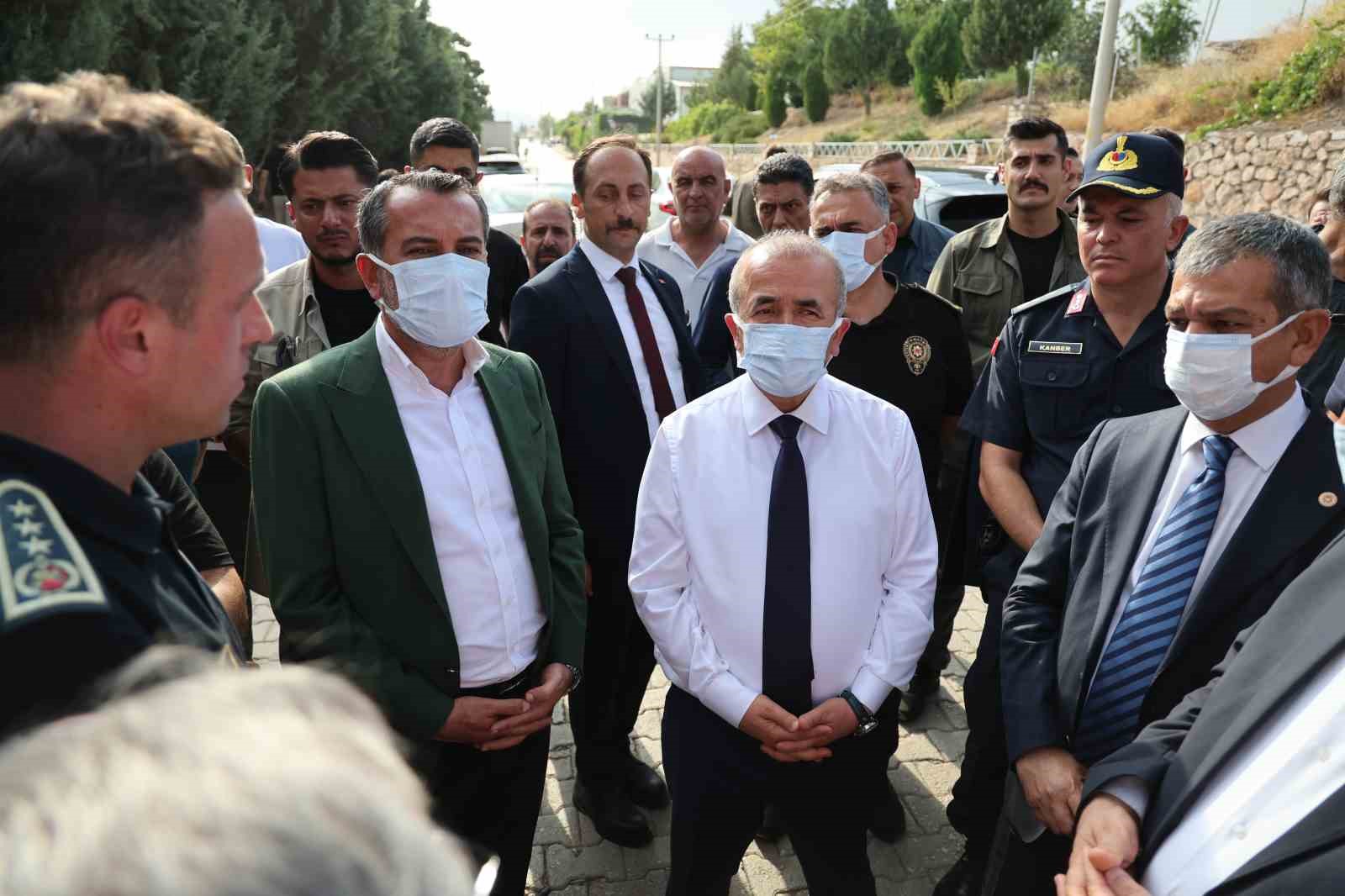 Vali Hatipoğlu yangın bölgesinde: "İlk tespitlere göre 5 işçimiz hafif düzeyde yaralandı"