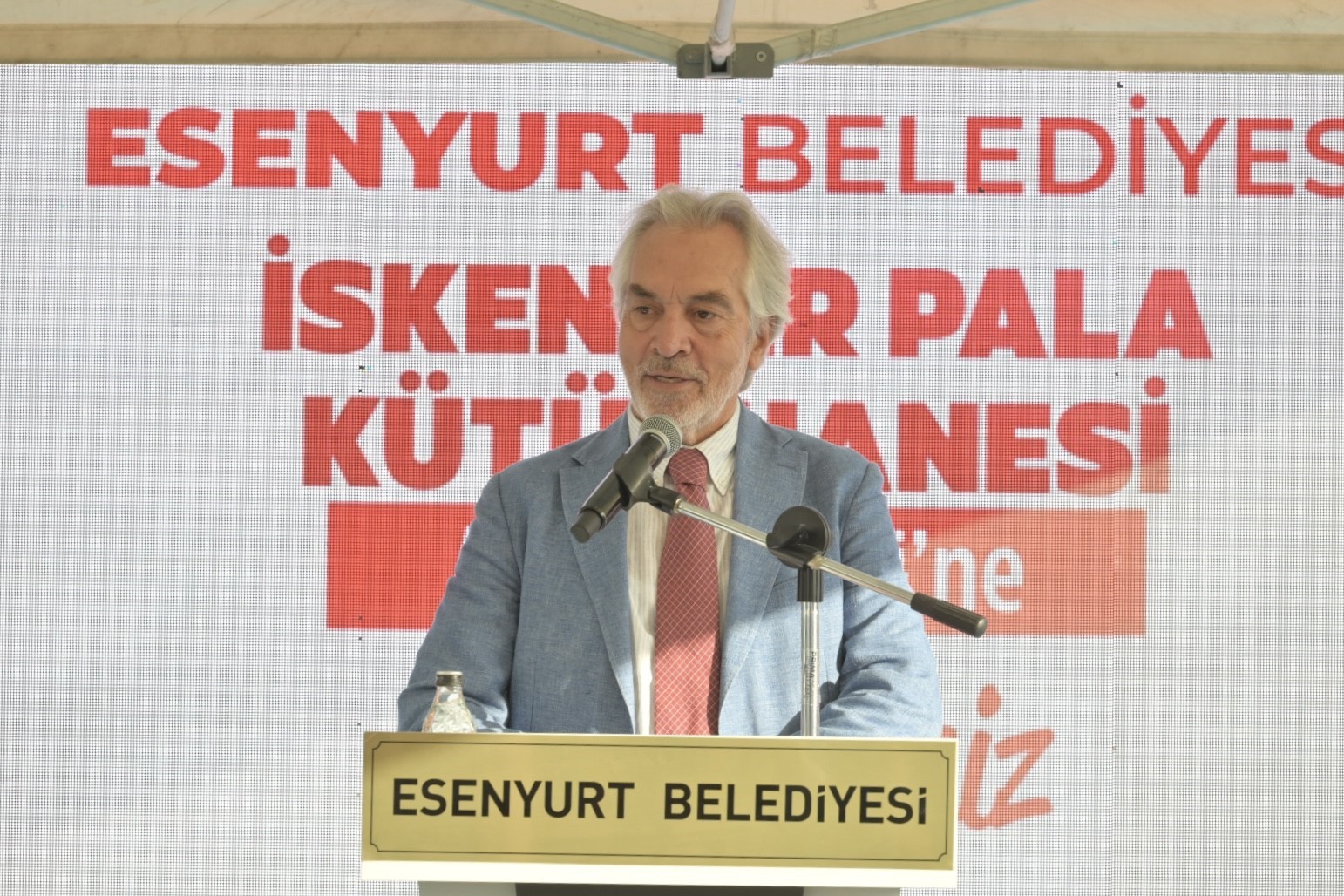 Esenyurt’ta emekliler kafesi ile kütüphane tesisleri hizmete açıldı