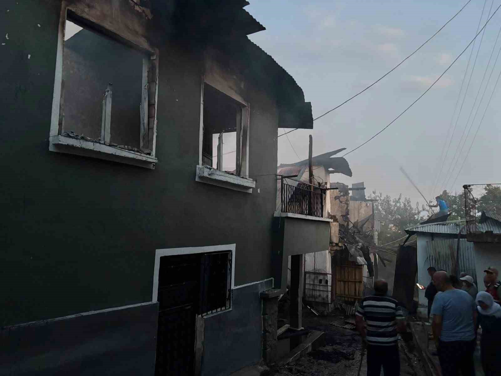 Kemaliye Kışlacık köyünde yangın: 8 ev zarar gördü