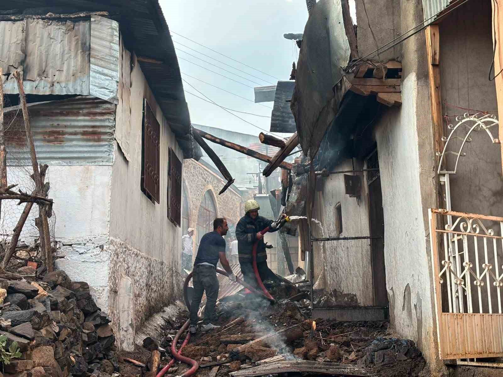 Kemaliye Kışlacık köyünde yangın: 8 ev zarar gördü