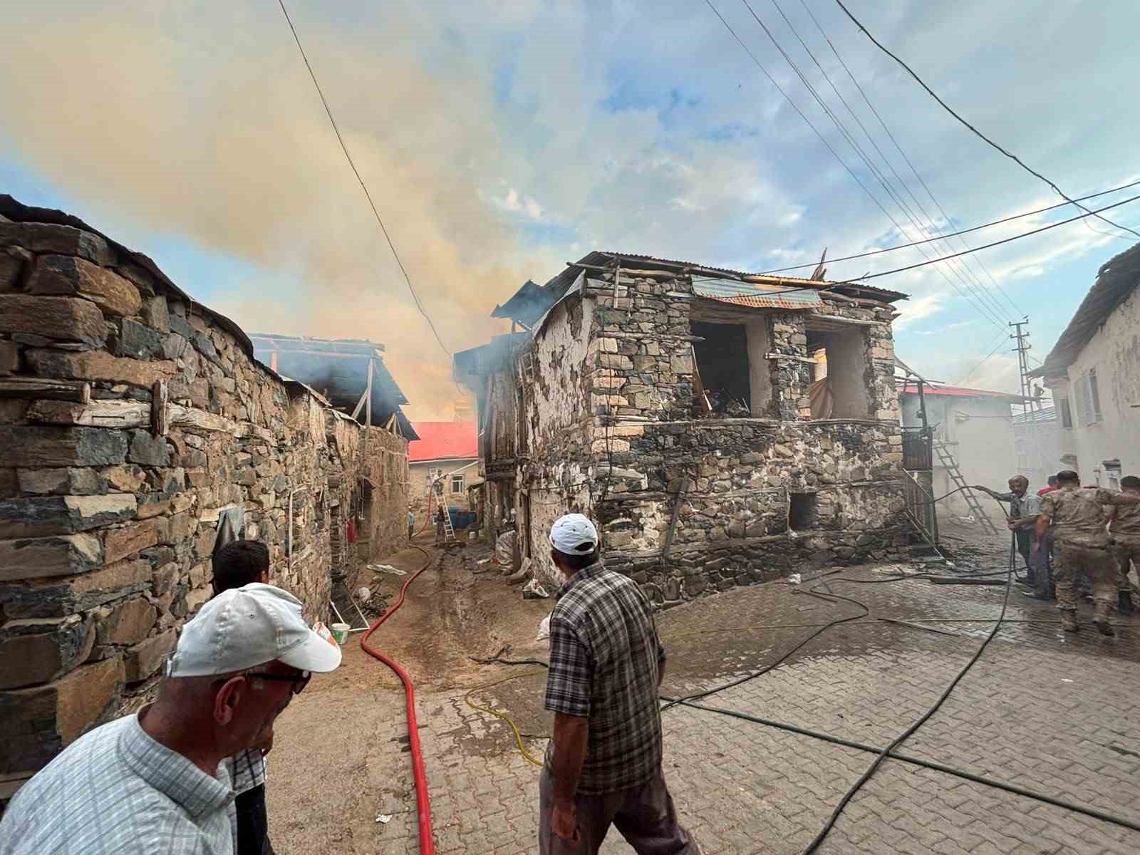 Kemaliye Kışlacık köyünde yangın: 8 ev zarar gördü