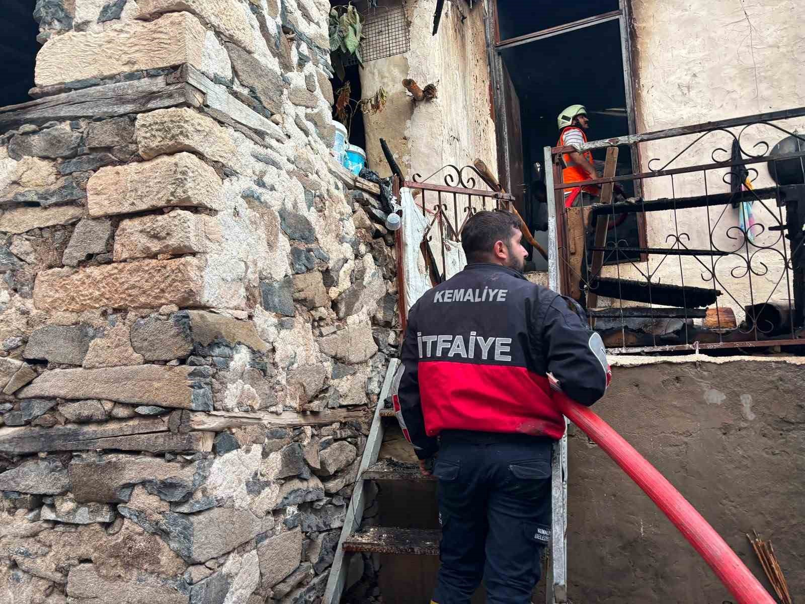 Kemaliye Kışlacık köyünde yangın: 8 ev zarar gördü
