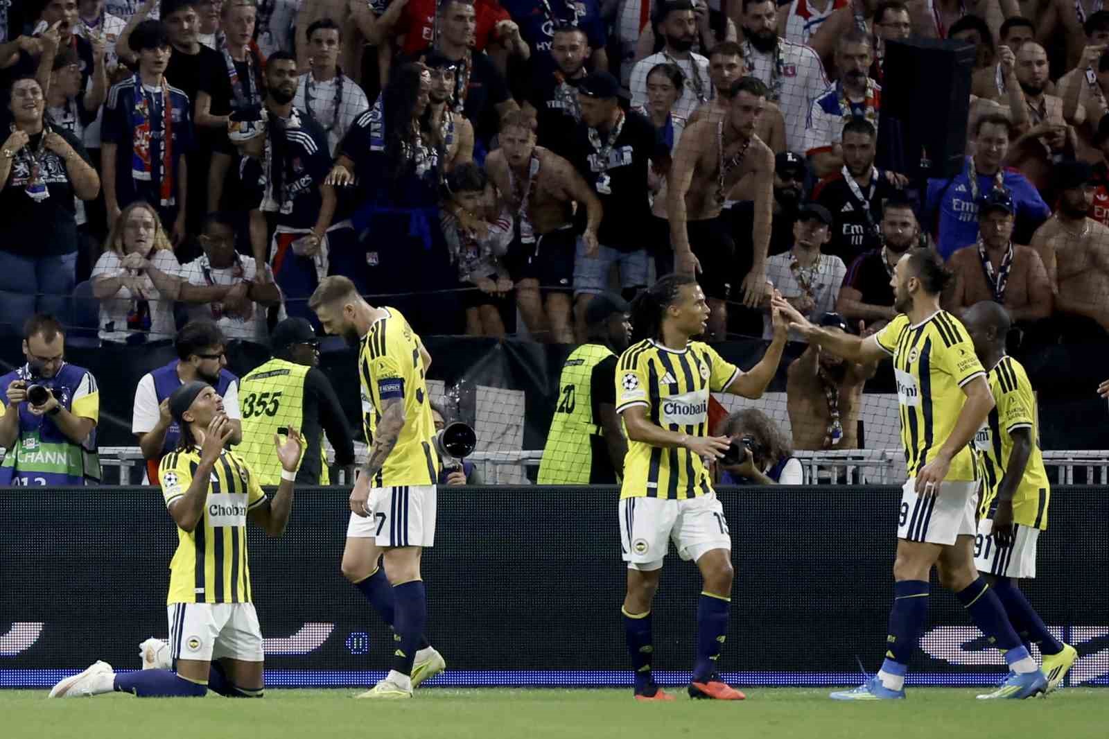 UEFA Şampiyonlar Ligi: Lyon: 0 - Fenerbahçe: 2 (İlk yarı)