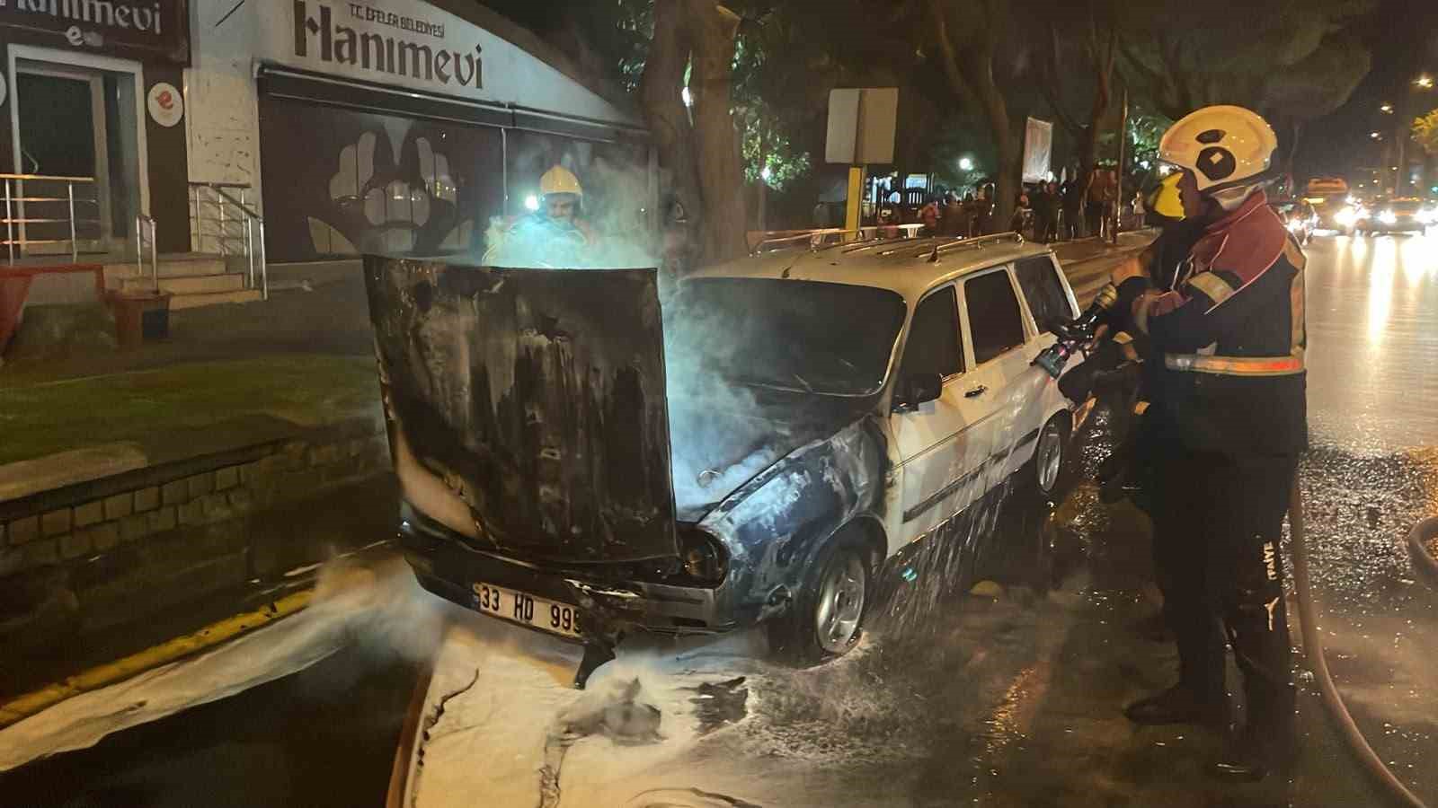 Seyir halindeyken alev alan otomobil, kullanılamaz hale geldi