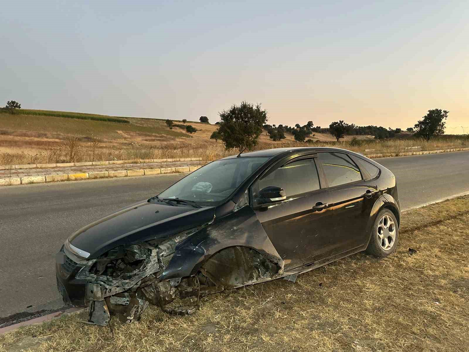 Uşak’ta otomobil refüje çıktı: 2 yaralı