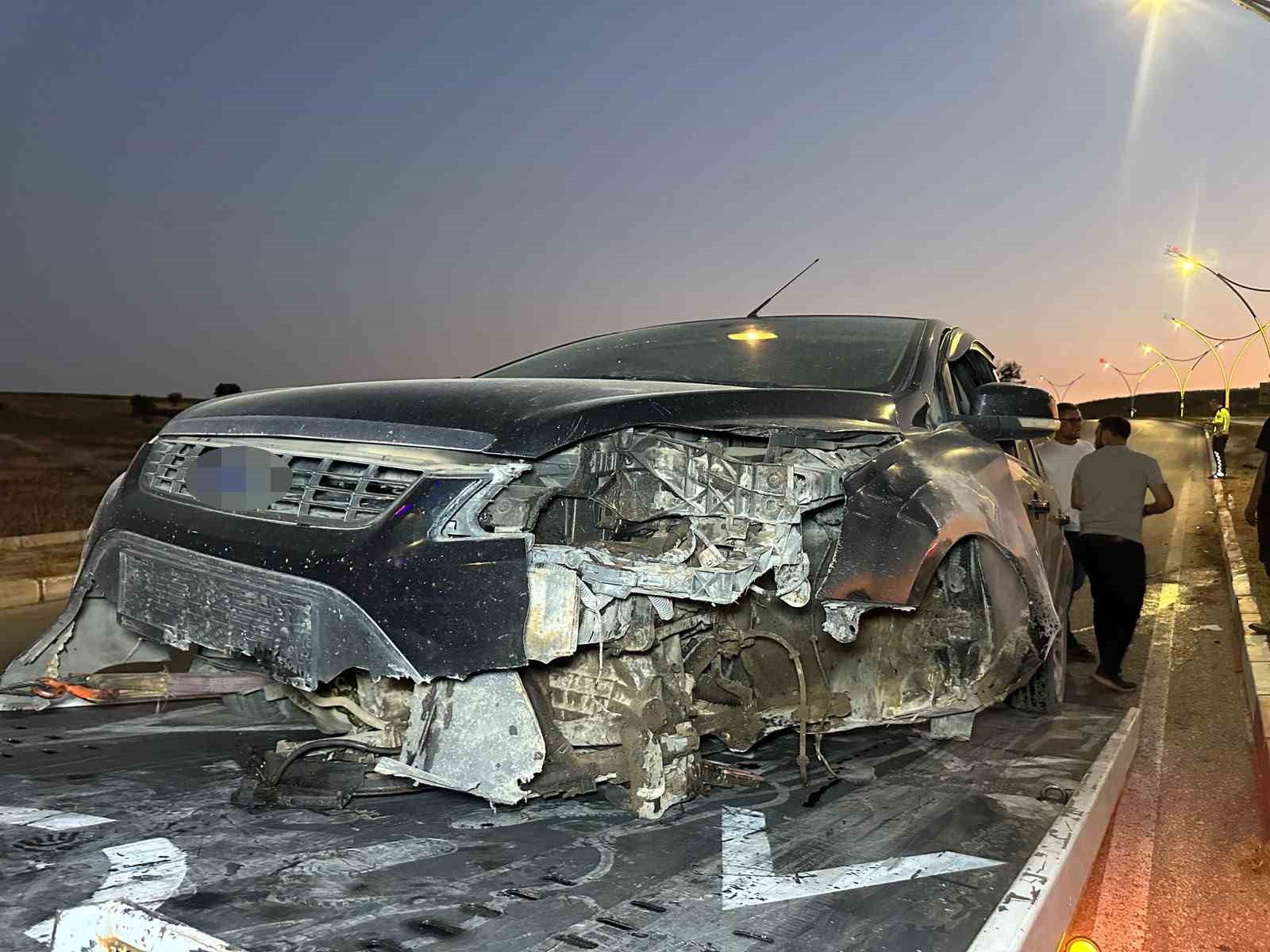 Uşak’ta otomobil refüje çıktı: 2 yaralı