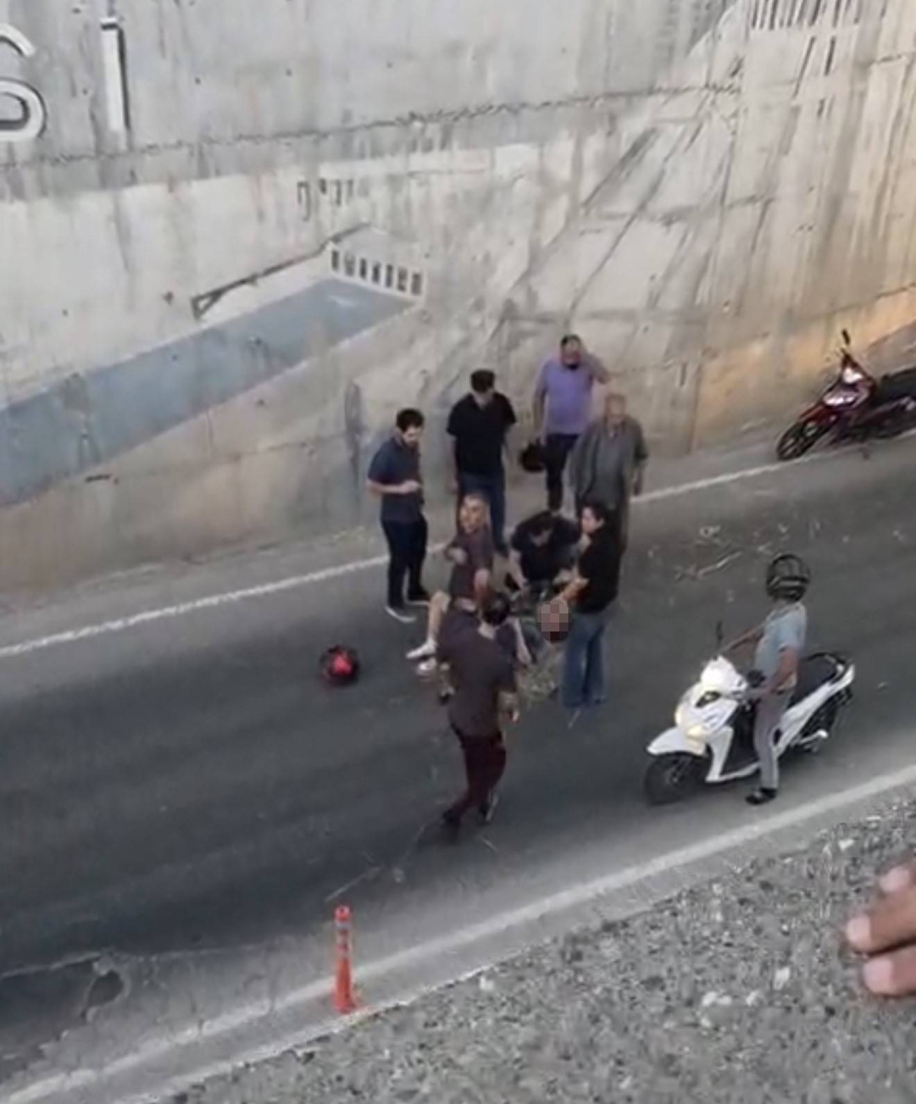 Motosikletletten fırlayarak alt geçide düştü