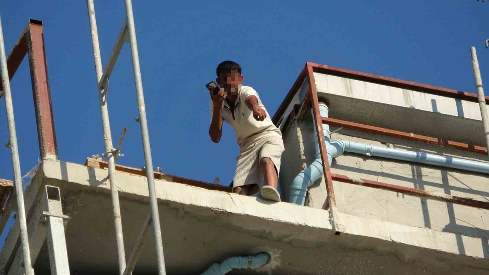 Çatıya çıkan işçi para hesabına yatınca aşağıya indi