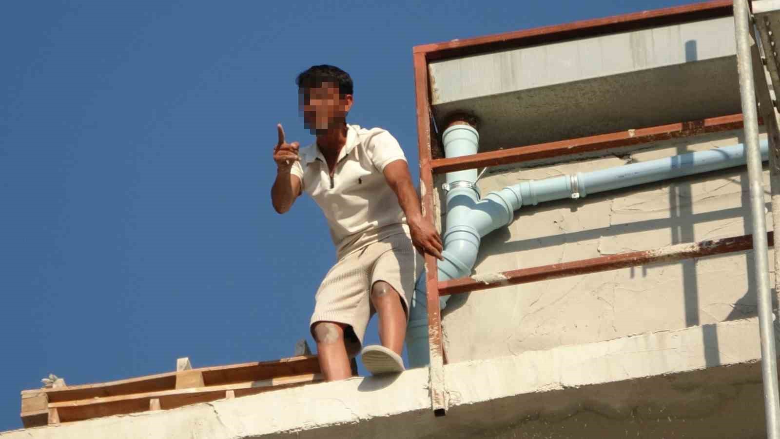 Çatıya çıkan işçi para hesabına yatınca aşağıya indi