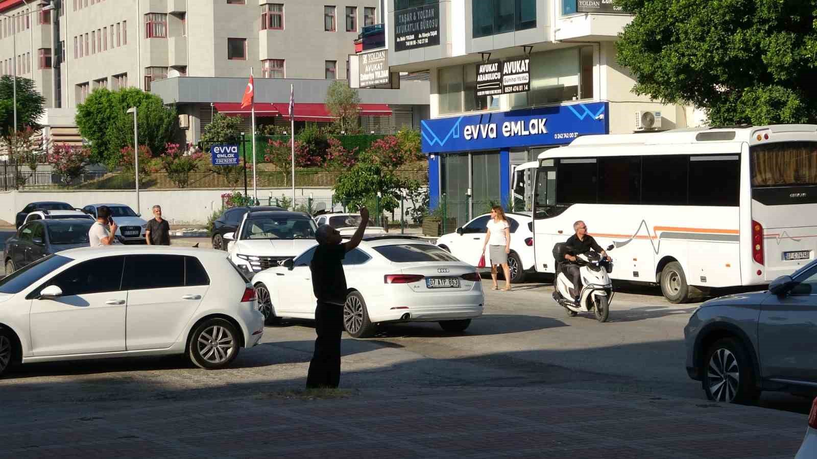 Çatıya çıkan işçi para hesabına yatınca aşağıya indi
