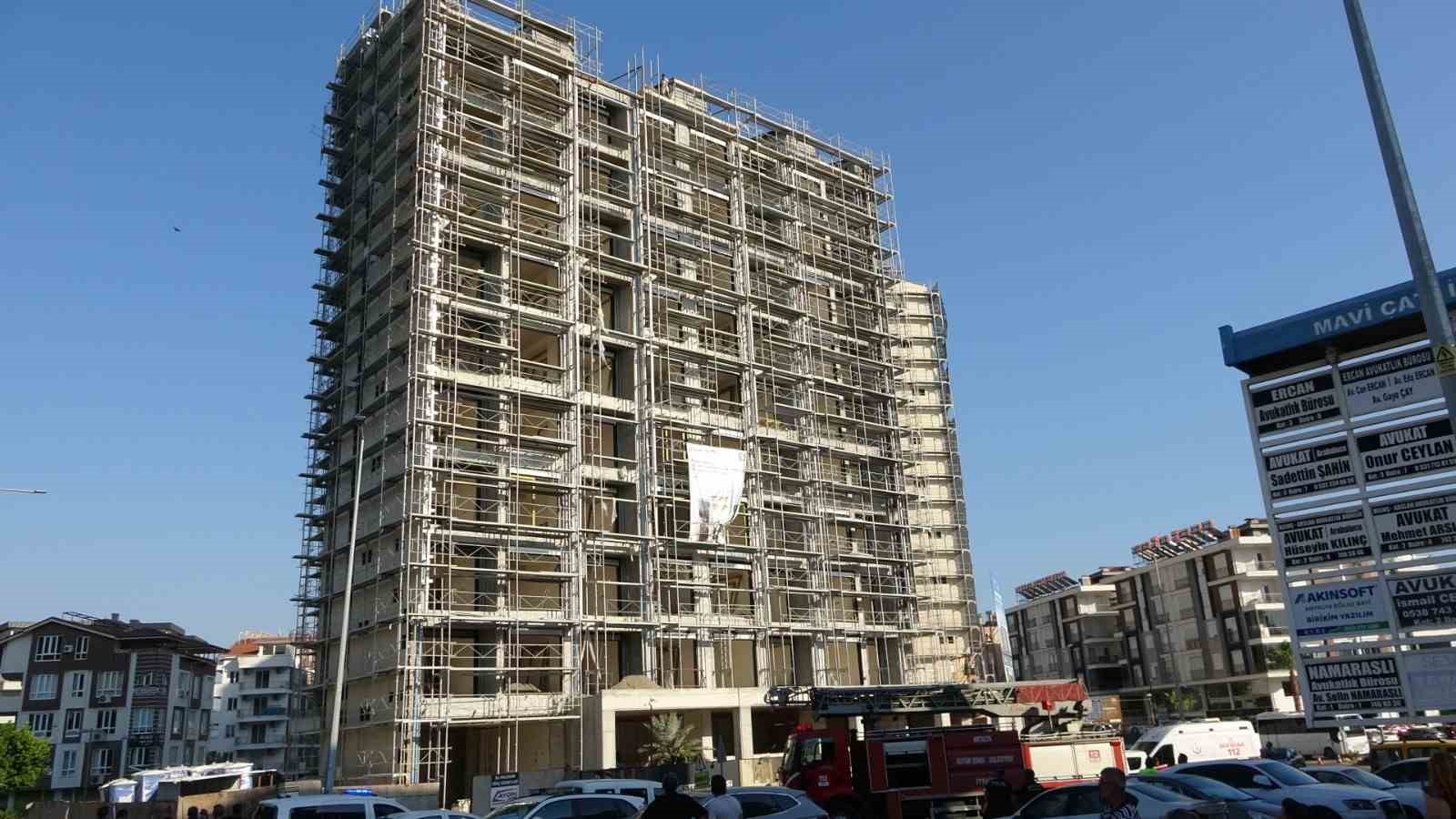 Çatıya çıkan işçi para hesabına yatınca aşağıya indi