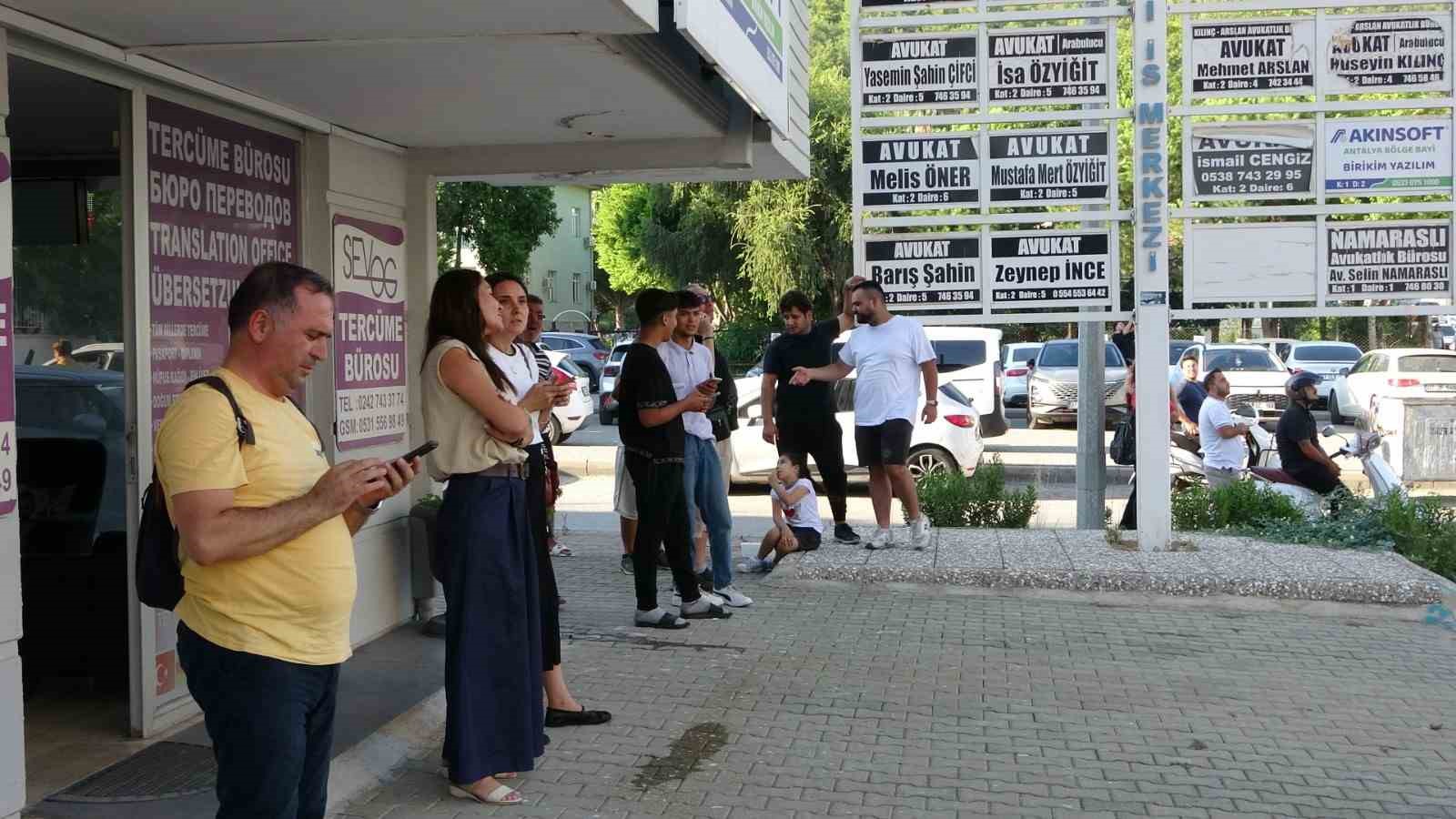 Çatıya çıkan işçi para hesabına yatınca aşağıya indi