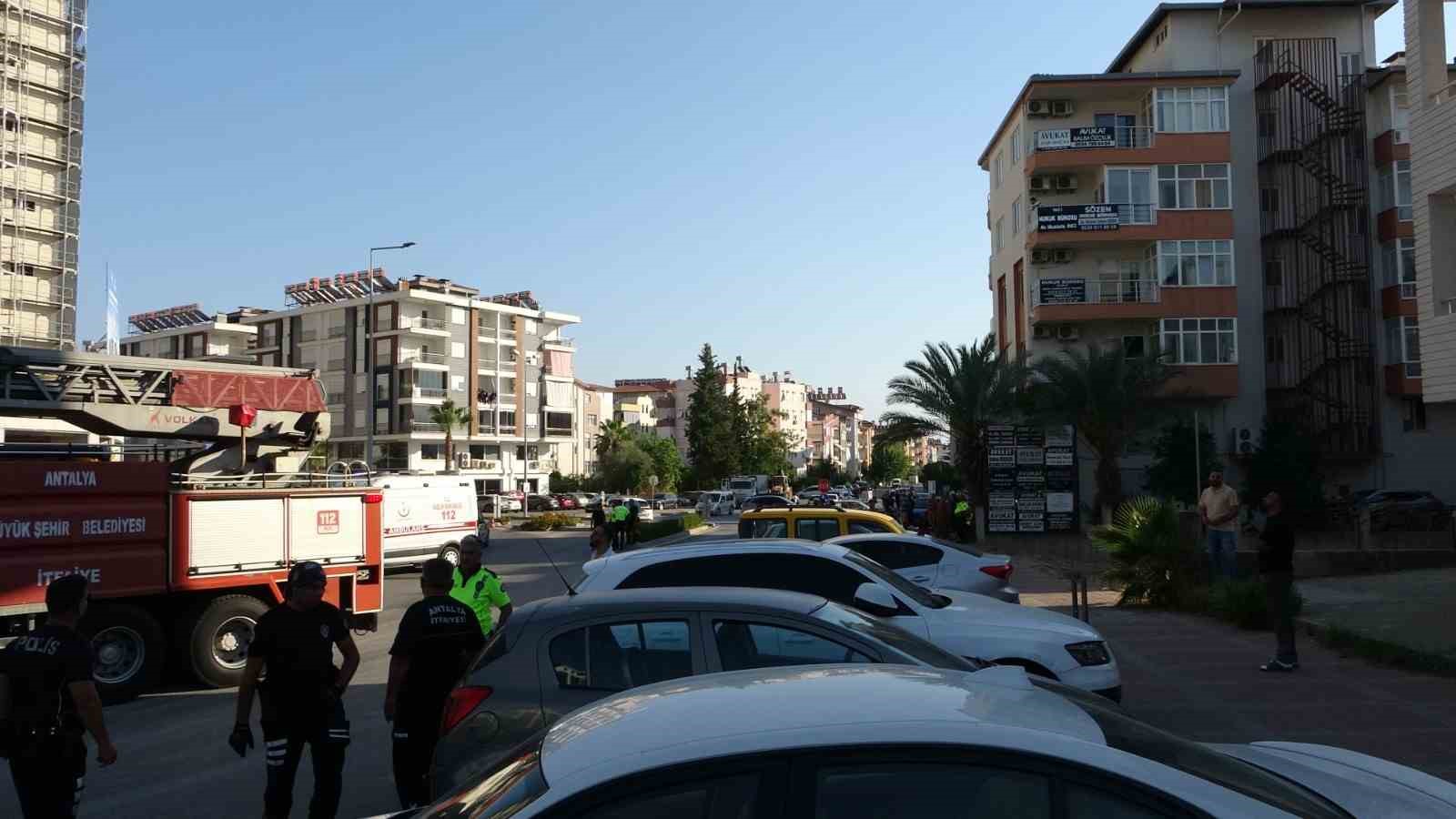 Çatıya çıkan işçi para hesabına yatınca aşağıya indi