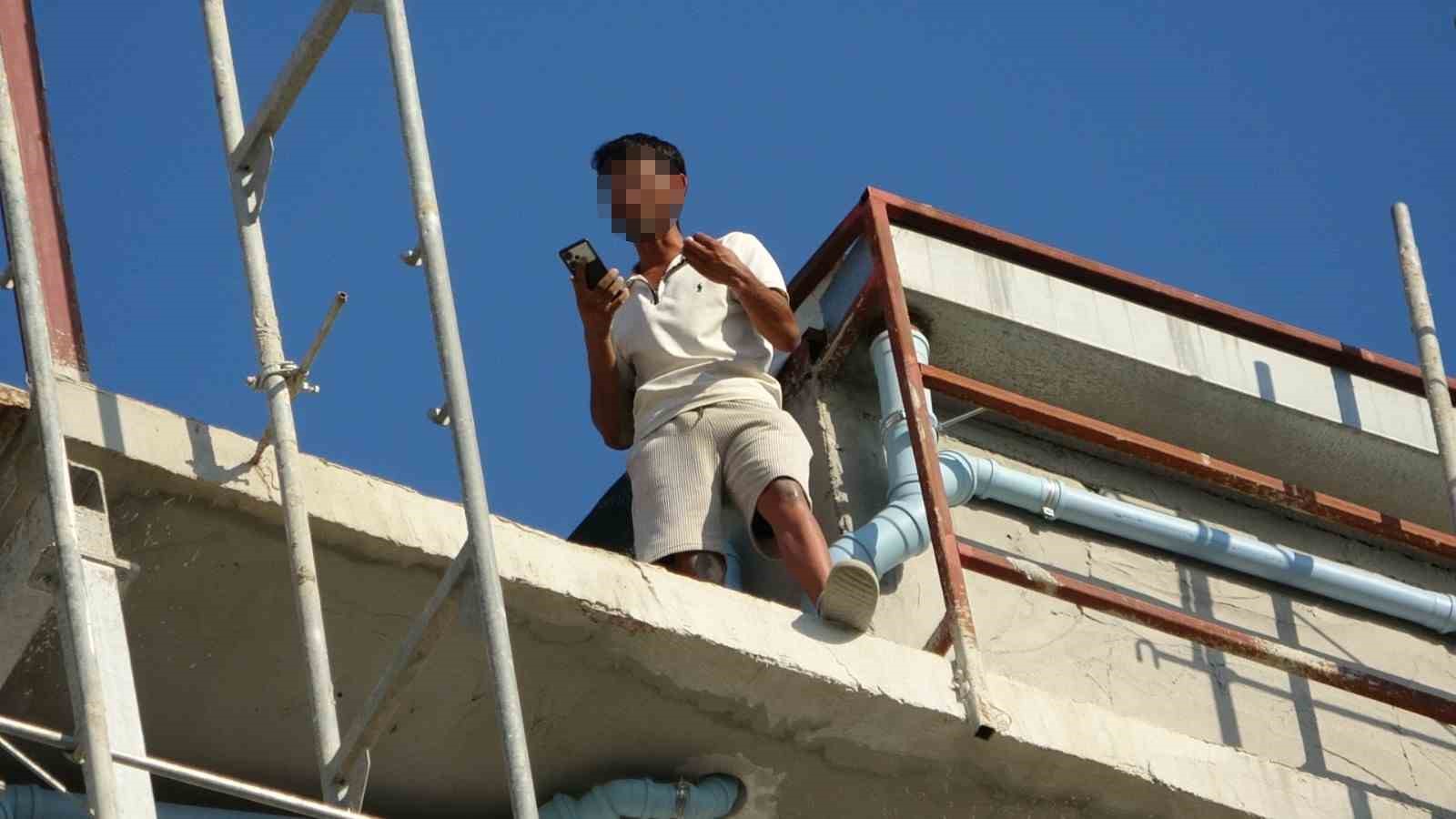 Çatıya çıkan işçi para hesabına yatınca aşağıya indi