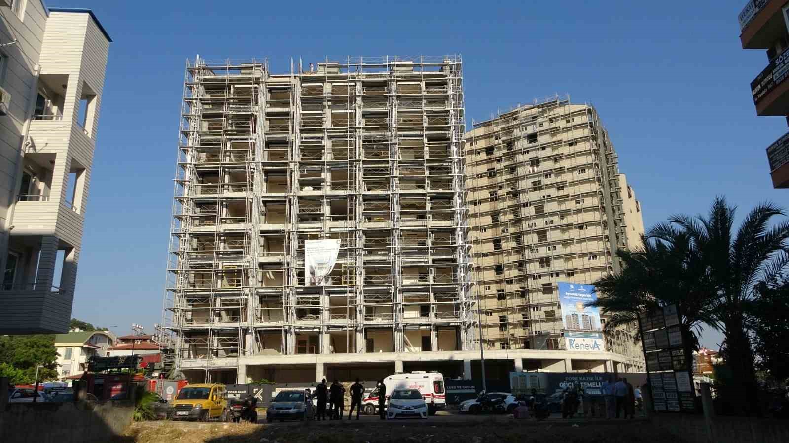 Çatıya çıkan işçi para hesabına yatınca aşağıya indi