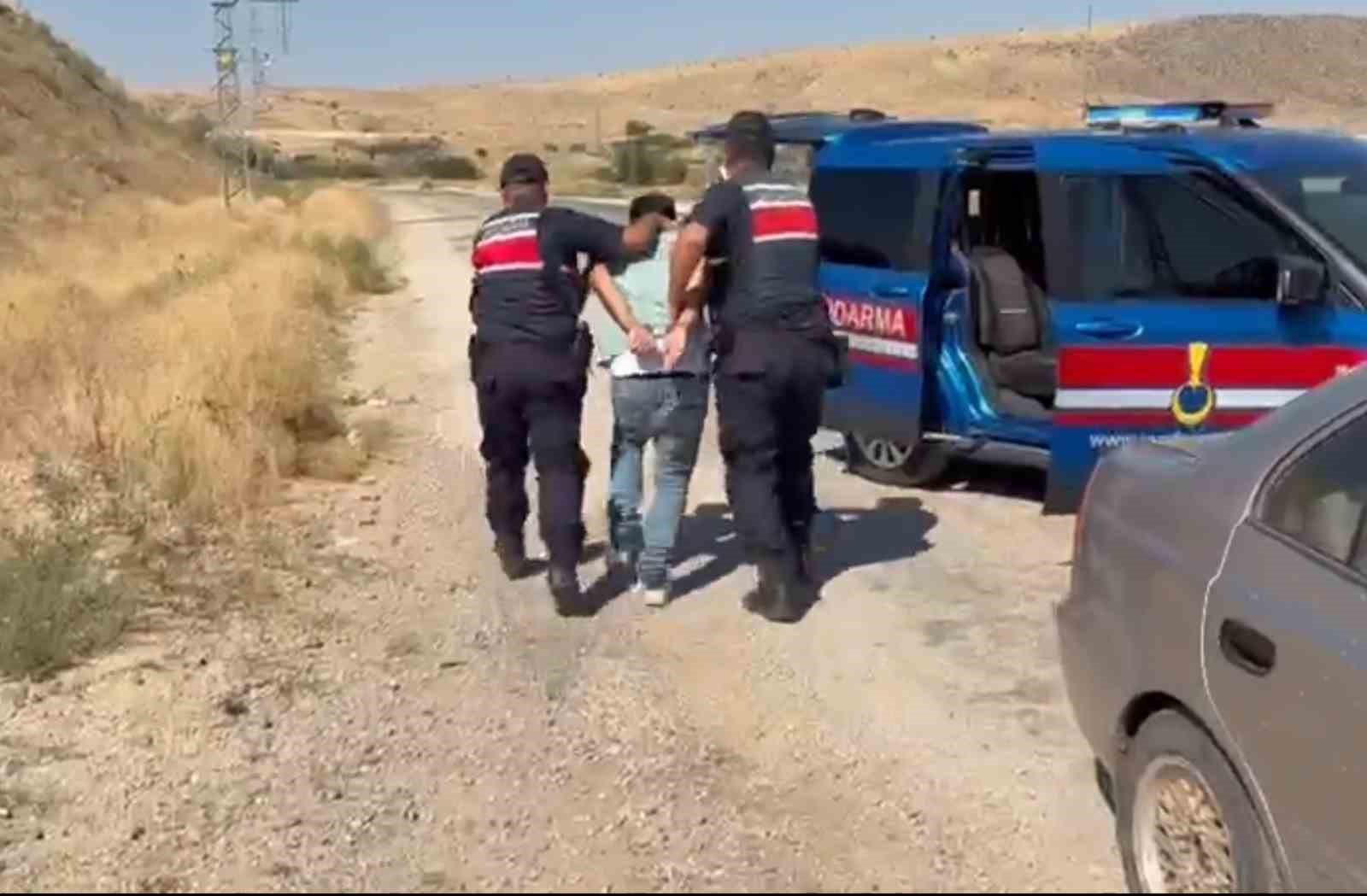 30 yıl hapis cezasıyla aranıyordu: Jandarma havadan izledi, karadan kıskıvrak yakaladı