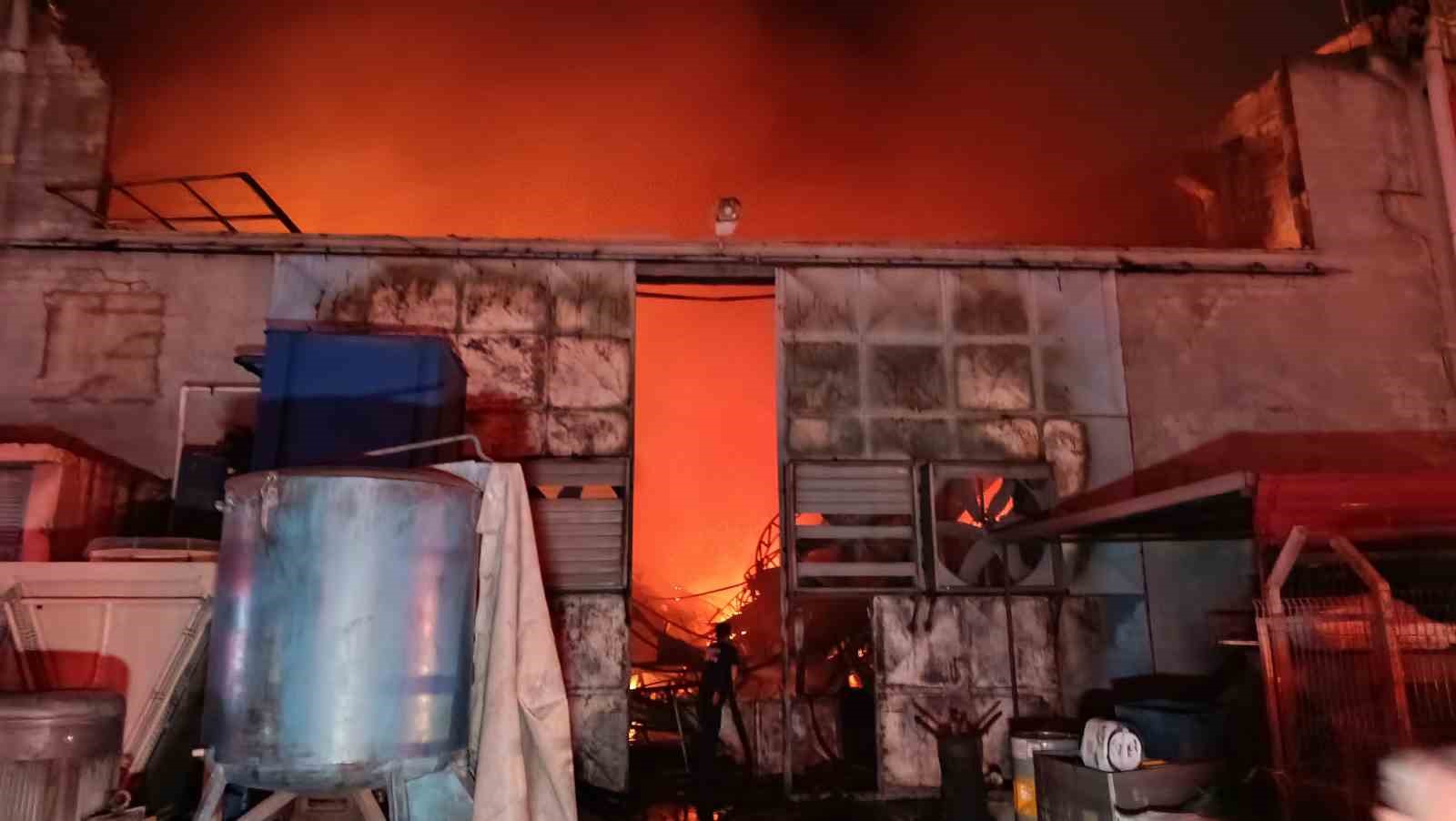 Ayakkabı tabanı üreten fabrika alevlere teslim oldu