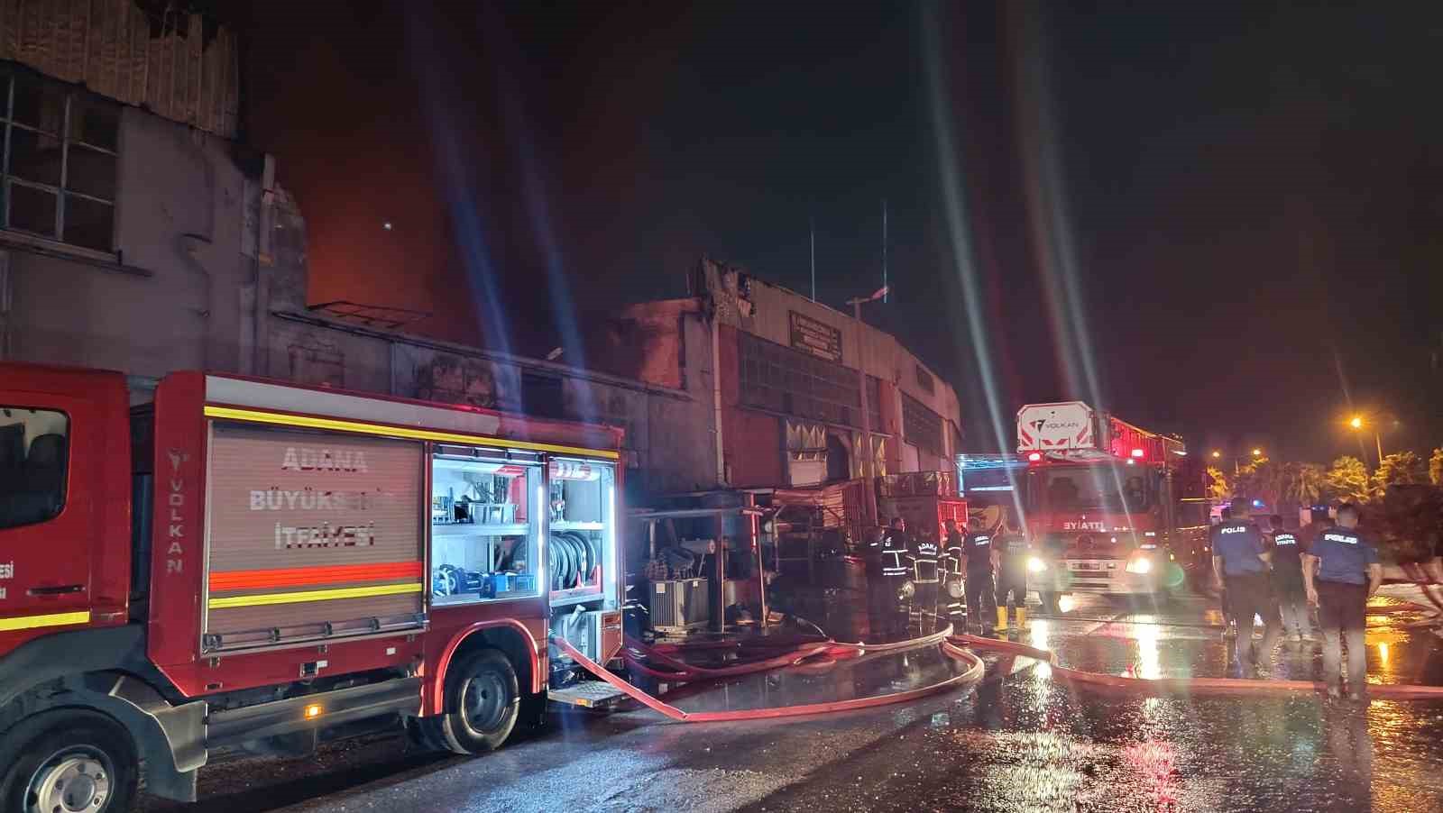 Ayakkabı tabanı üreten fabrika alevlere teslim oldu