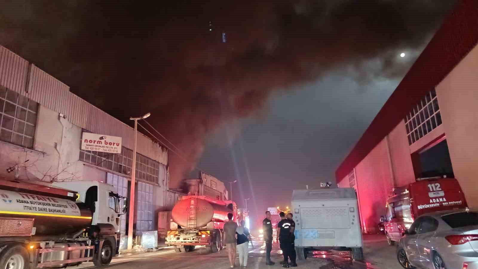 Ayakkabı tabanı üreten fabrika alevlere teslim oldu
