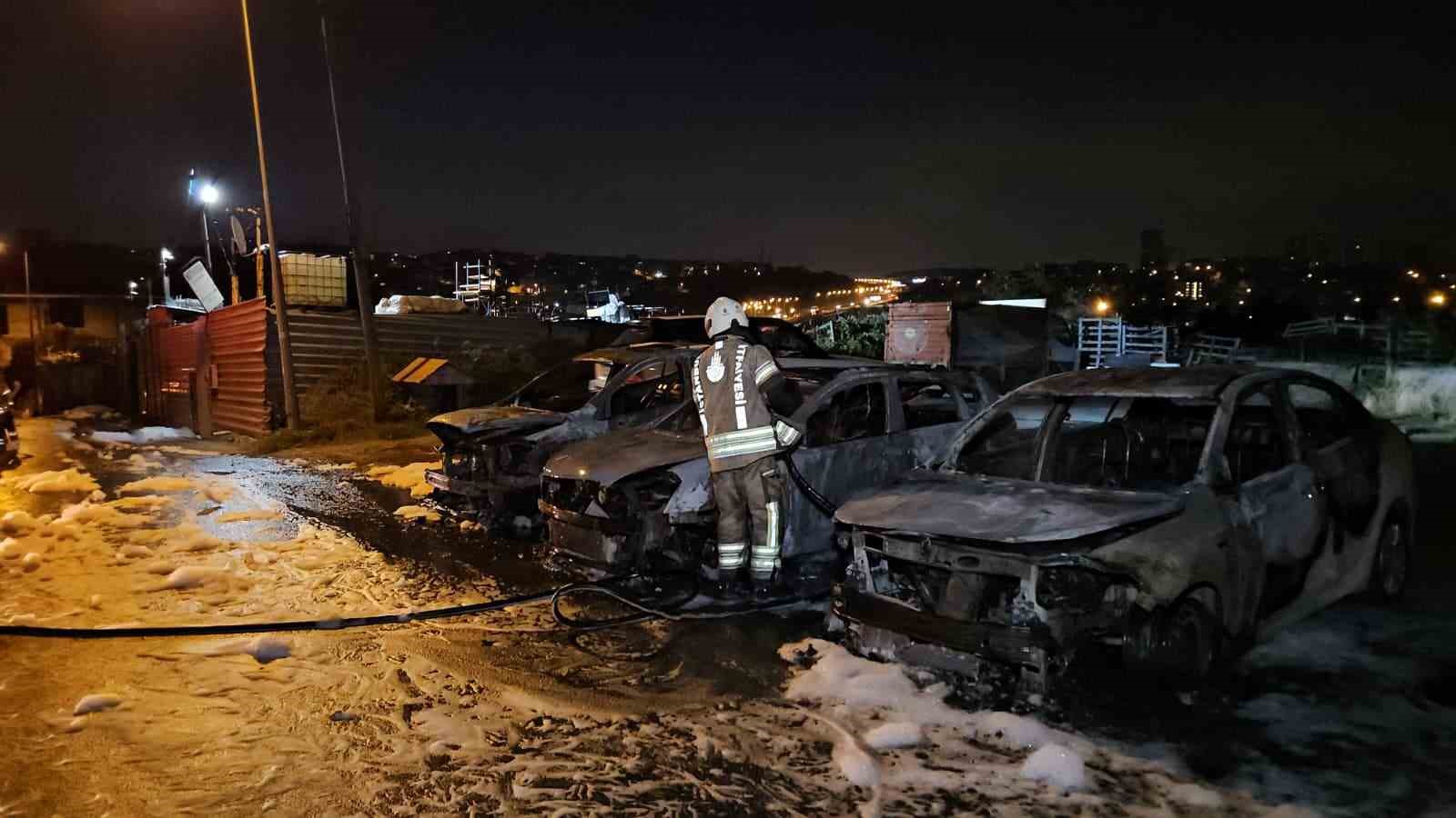 Avcılar’da 3 otomobil alevlere teslim oldu: Kundaklama şüphesi üzerinde duruluyor