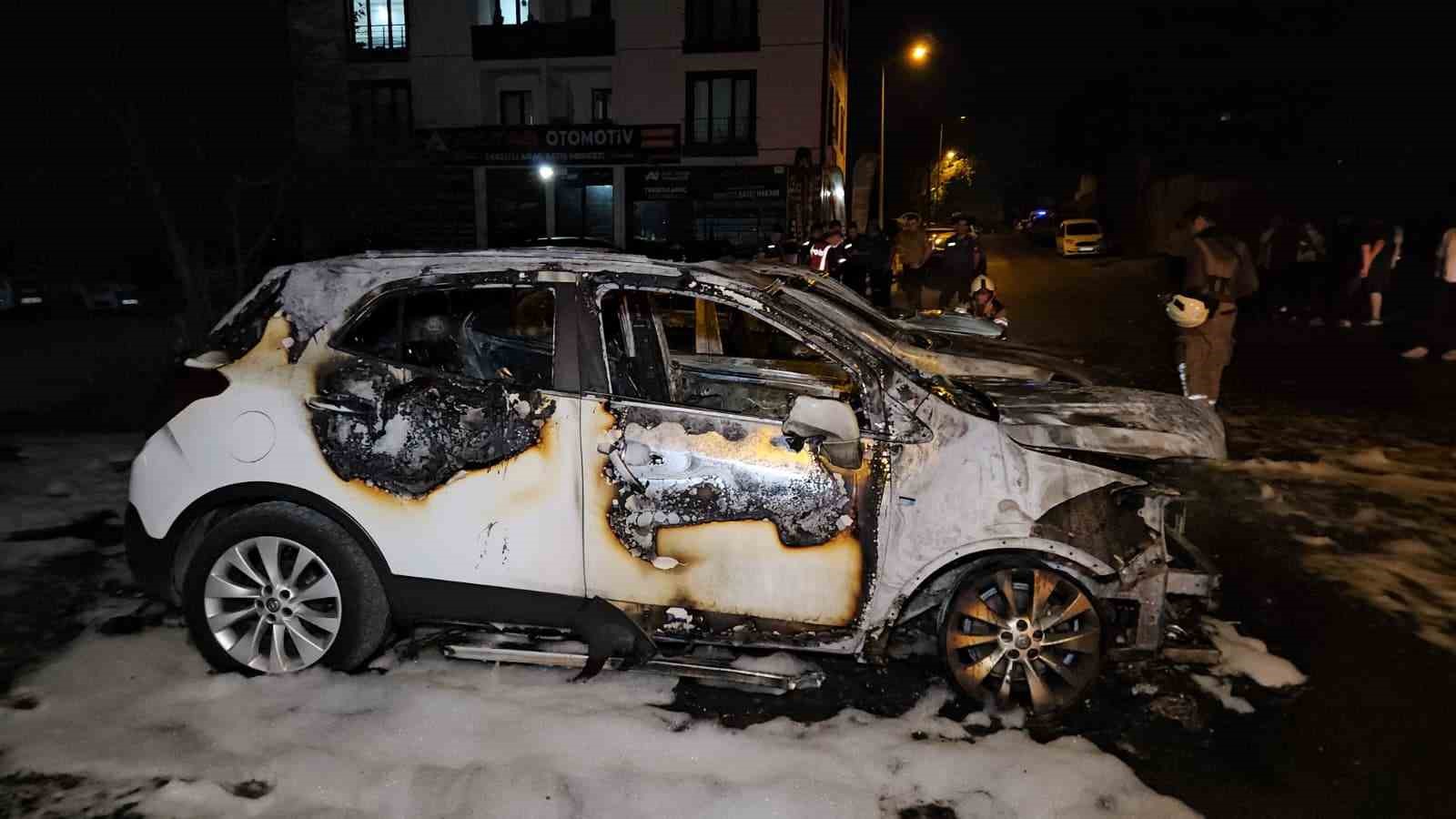Avcılar’da 3 otomobil alevlere teslim oldu: Kundaklama şüphesi üzerinde duruluyor