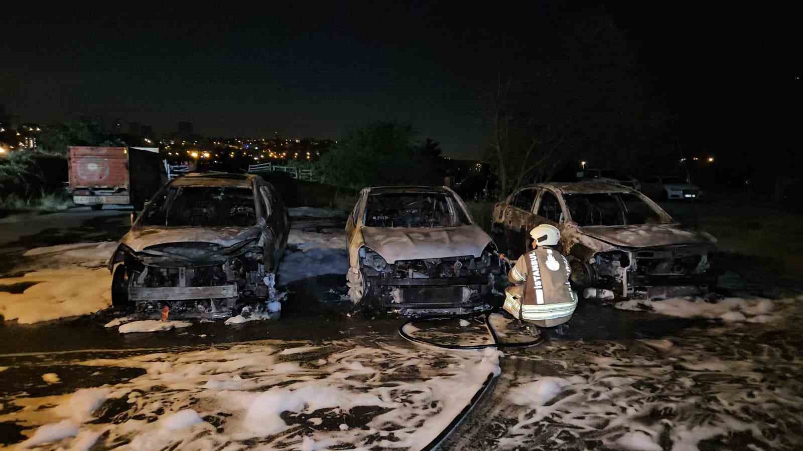 Avcılar’da 3 otomobil alevlere teslim oldu: Kundaklama şüphesi üzerinde duruluyor