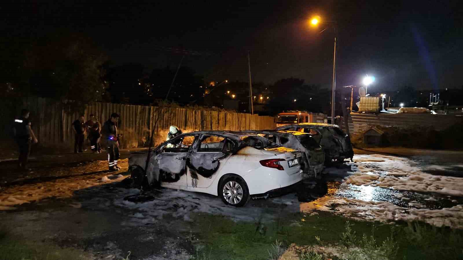 Avcılar’da 3 otomobil alevlere teslim oldu: Kundaklama şüphesi üzerinde duruluyor