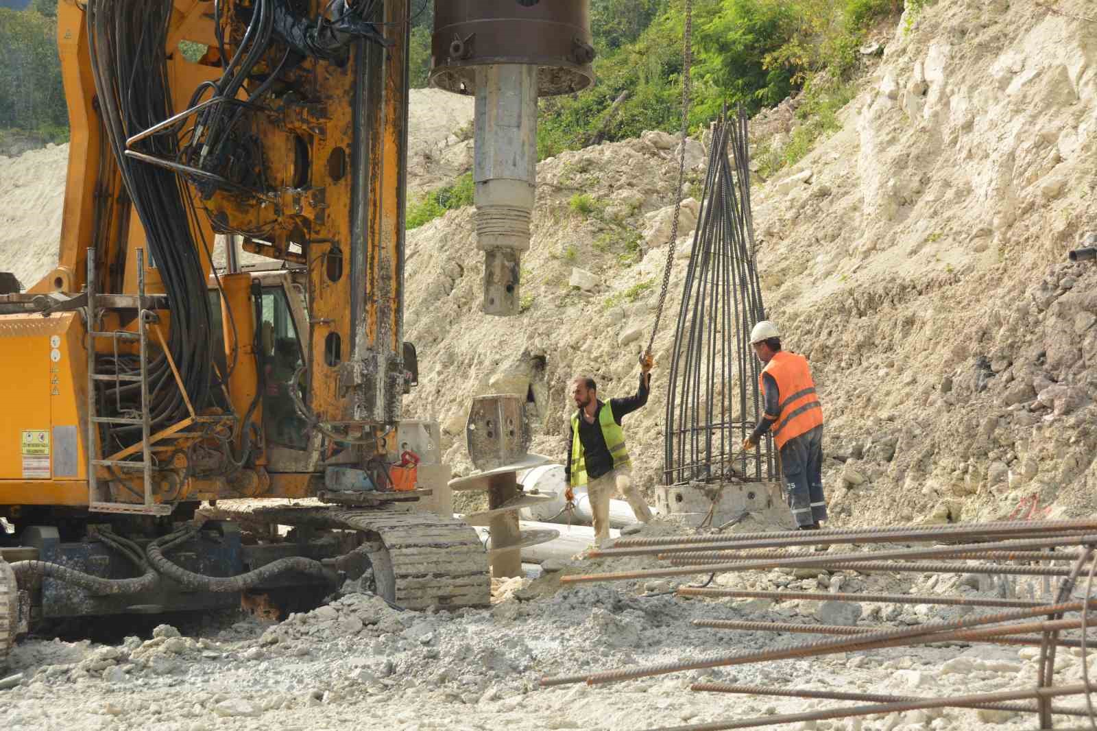 Ordu’yu İç Anadolu’ya bağlayan Akkuş-Niksar kara yolunda fore kazık çalışmaları başladı