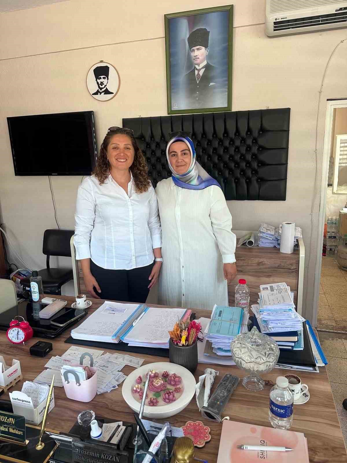Burhaniye’de İlçe Sağlık Müdürü Akbey, kadın muhtarı ziyaret etti