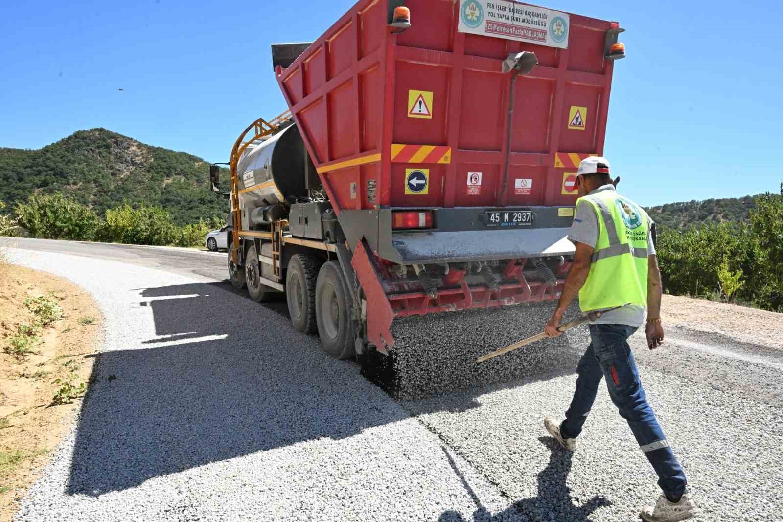 Demirci’de konforlu ulaşım için 45 kilometrelik yol yenileniyor