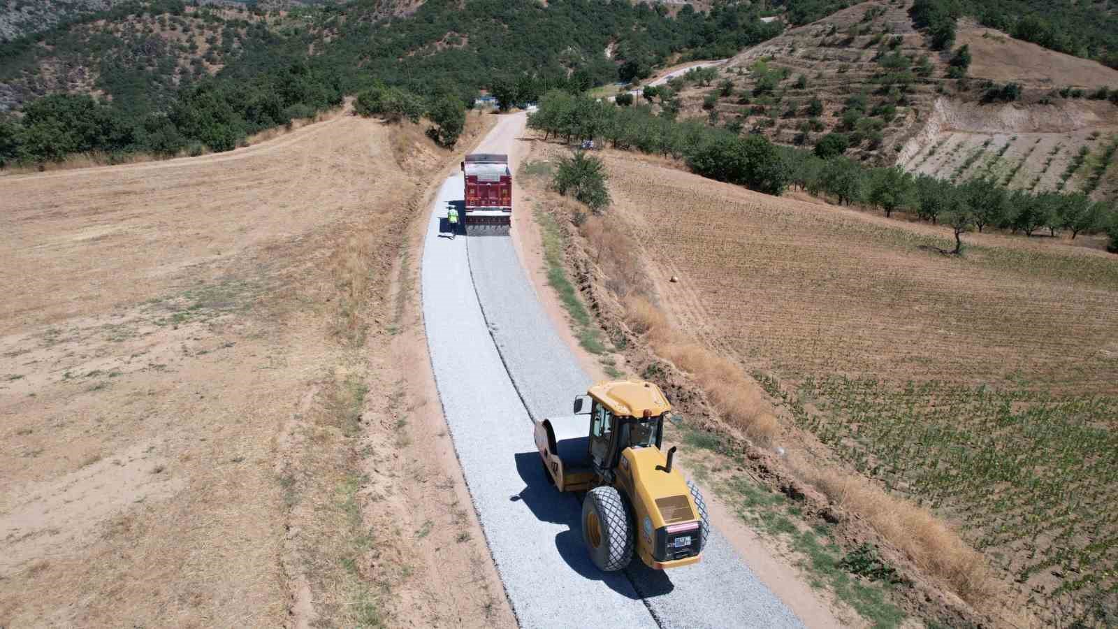 Demirci’de konforlu ulaşım için 45 kilometrelik yol yenileniyor