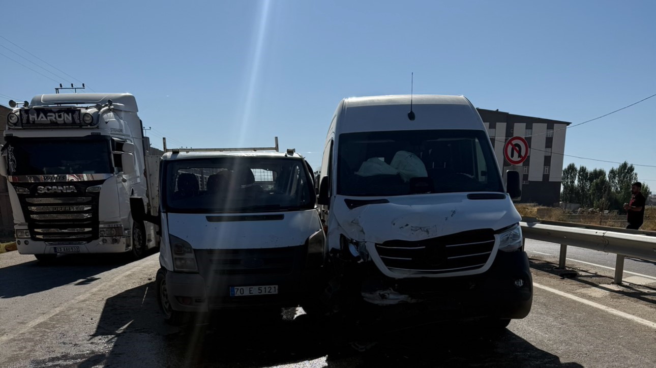 Yüksekova’da minibüs ile kamyonet çarpıştı: 10 yaralı