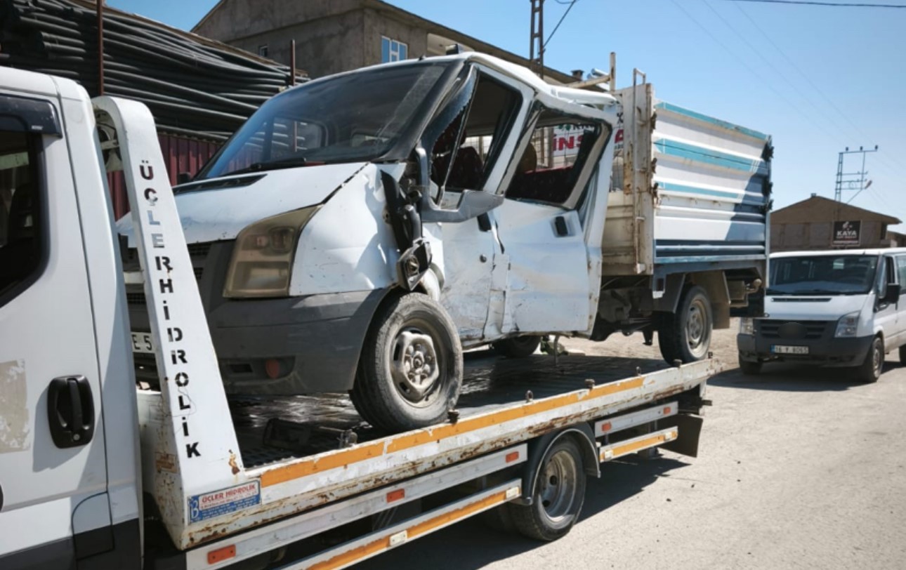 Yüksekova’da minibüs ile kamyonet çarpıştı: 10 yaralı