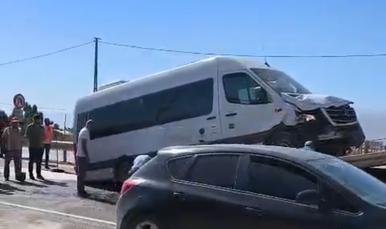 Yüksekova’da minibüs ile kamyonet çarpıştı: 10 yaralı