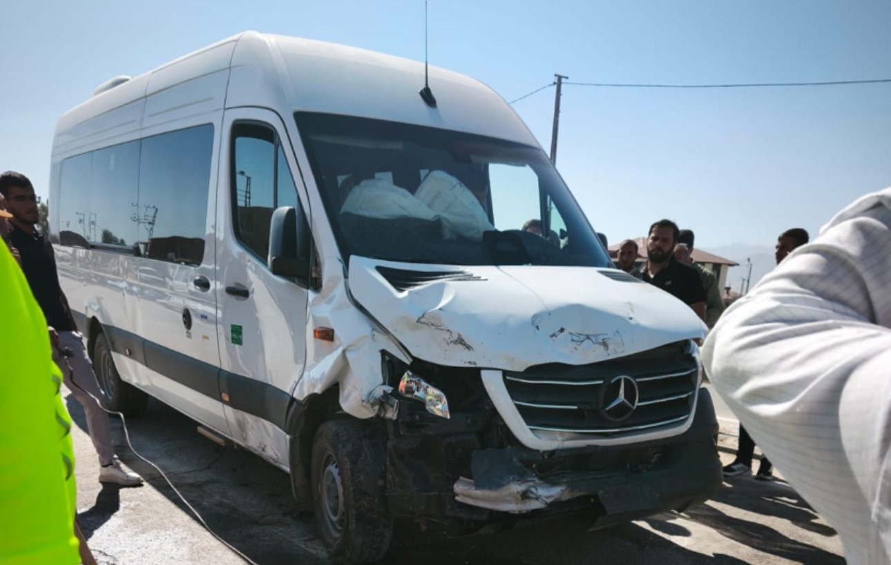 Yüksekova’da minibüs ile kamyonet çarpıştı: 10 yaralı