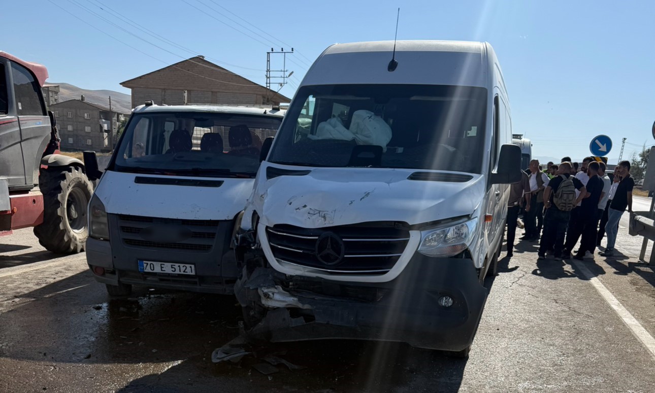Yüksekova’da minibüs ile kamyonet çarpıştı: 10 yaralı